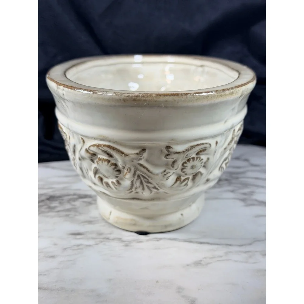 Ivory White leaf Floral Embossed Ceramic Indoor/Outdoor Planter/Pot  11.5(p2893)